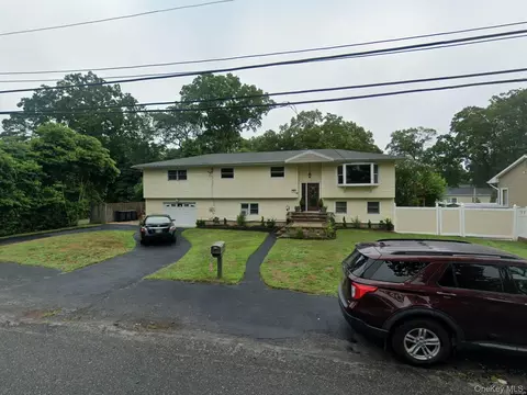 111 Brunswick Rd, Lake Ronkonkoma, NY 11779