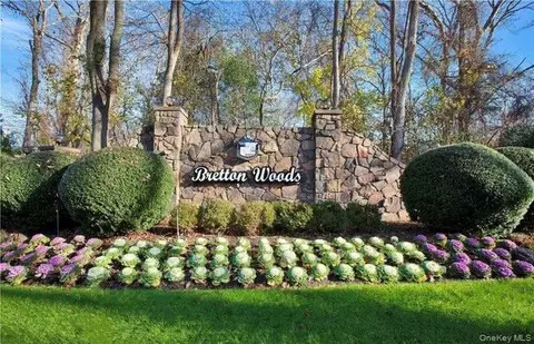 937 Skyline Dr, Coram, NY 11727