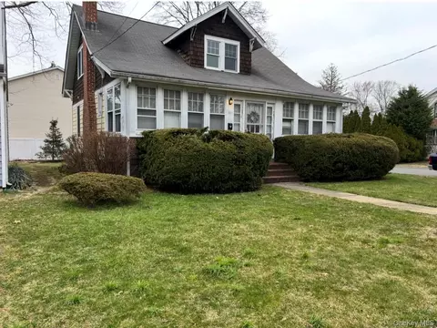 70 Staples St, Farmingdale, NY 11735
