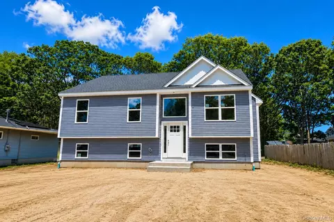 5 A Stuart Rd, Shirley, NY 11967