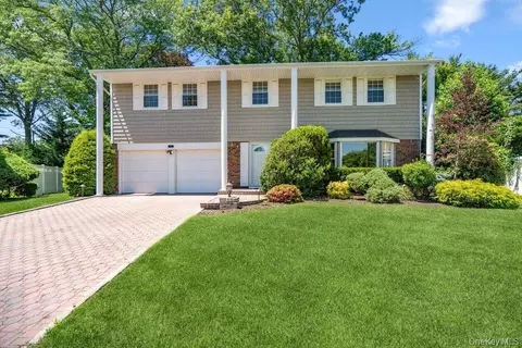 15 Joyce Ct, Woodbury, NY 11797