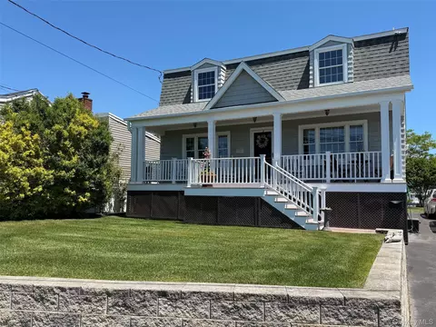 30 Namkee Ln, Blue Point, NY 11715