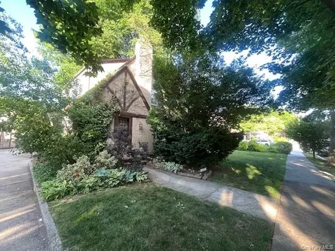 11515 Babbage St, New York, NY 11418