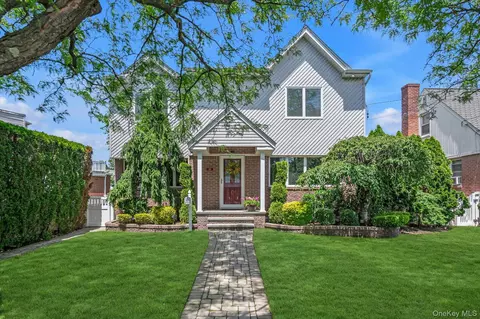 121 Strattford Rd, North Hempstead, NY 11040