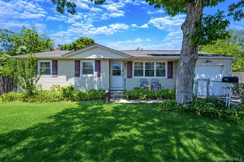 345 Earle St, Central Islip, NY 11722