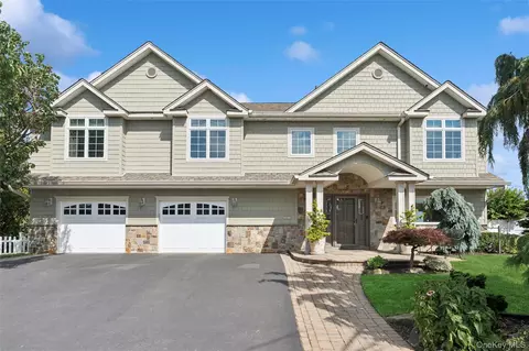 2935 Bay Dr, Merrick, NY 11566