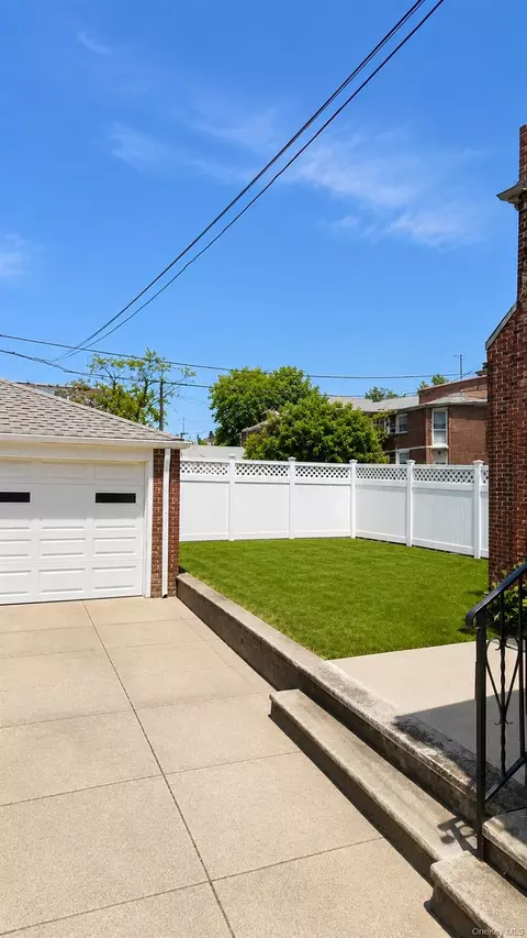 137-53 71st Ave, Flushing, NY 11367 photo 3