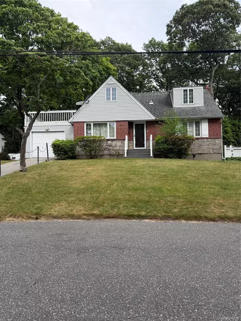 26 Shelley Pl, Huntington Station, NY 11746