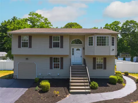 185 Magnolia Dr, Selden, NY 11784