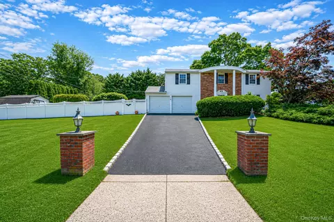 2 Barry Ln, Mount Sinai, NY 11766