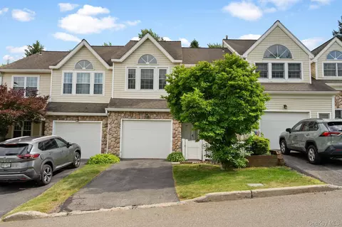 27 Spruce Ridge Dr, Fishkill, NY 12524