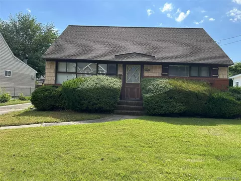 50 Moeller St, Hicksville, NY 11801