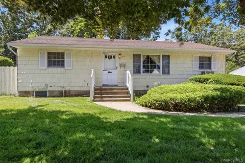 22 Berry Ln, Centereach, NY 11720