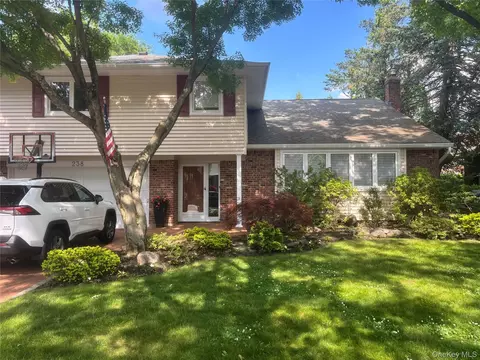 238 Birch Dr, North Hempstead, NY 11576