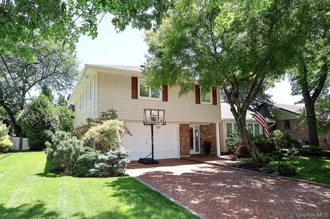 238 Birch Dr, North Hempstead, NY 11576
