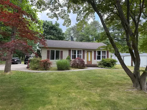174 Middle Island Rd, Medford, NY 11763