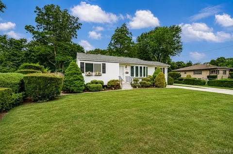 1614 N Gardiner Dr, Bay Shore, NY 11706