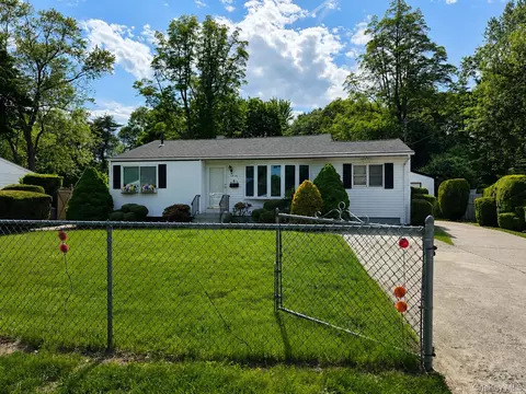 1614 N Gardiner Dr, Bay Shore, NY 11706