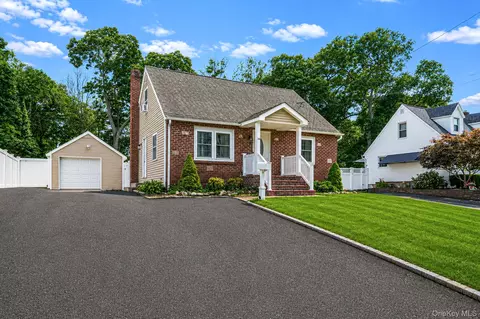 34 Weichers St, Lake Ronkonkoma, NY 11779