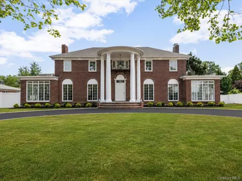 300 Demott Ave, Rockville Centre, NY 11570