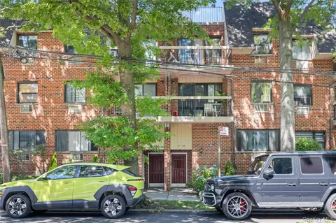 58-42 246th Cres # 1, Douglaston, NY 11362