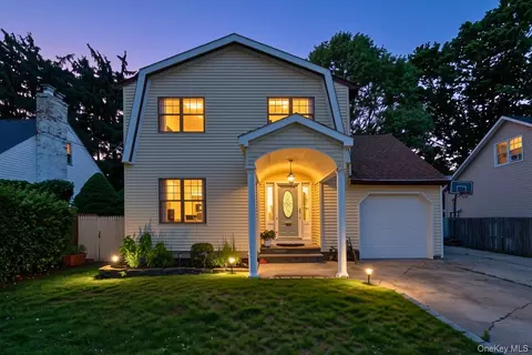 25 Reynolds St # A, Huntington Station, NY 11746
