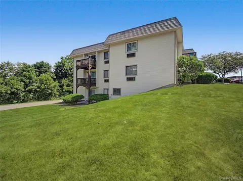 25 Village Park Dr #2F, Fishkill, NY 12524