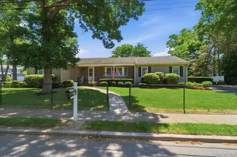22 Stephens Ct, Hauppauge, NY 11788