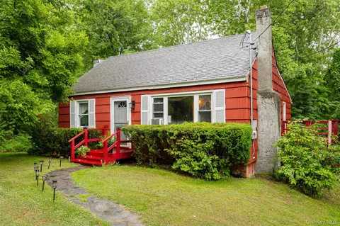 24 Dutchess Hill Rd, Poughkeepsie, NY 12601
