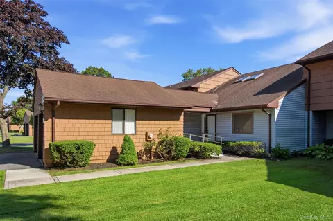 128 Scarlett Dr, Commack, NY 11725