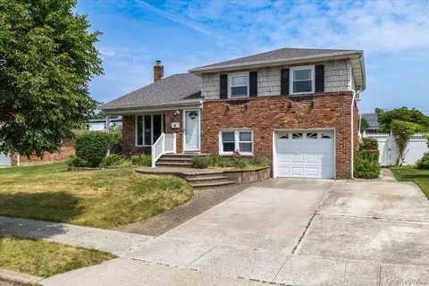 39 Grant St, Farmingdale, NY 11735