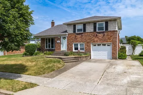 39 Grant St, Farmingdale, NY 11735