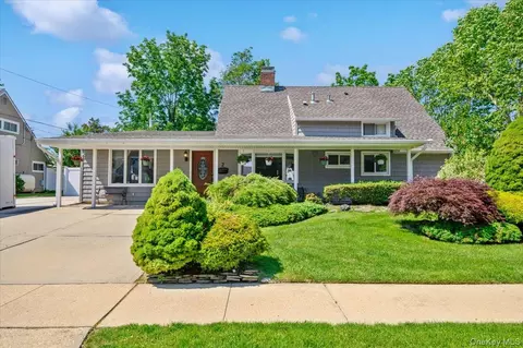 2 Bridge Ln, Hicksville, NY 11801