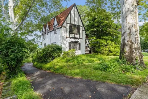 43 Pinecrest Pkwy, Greenburgh, NY 10706