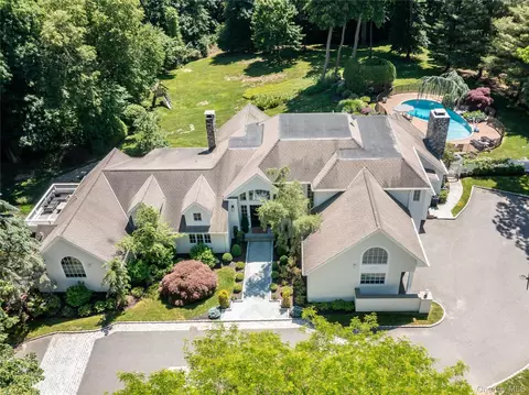 91 Woodhollow Ct, Syosset, NY 11791
