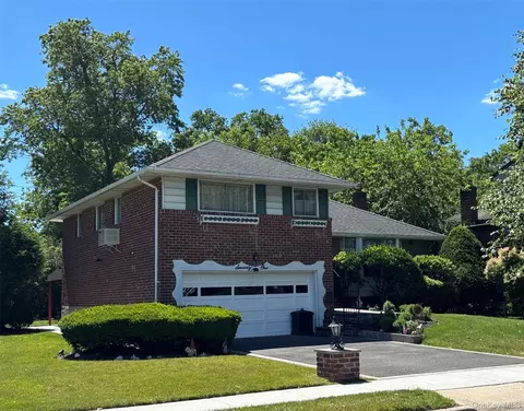 71 Parkway Dr, Syosset, NY 11791