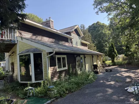 47 Old Neck Rd S, Center Moriches, NY 11934