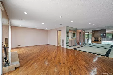 Living - 2 Maple Run Dr, Jericho, NY 11753 photo 3 of 3