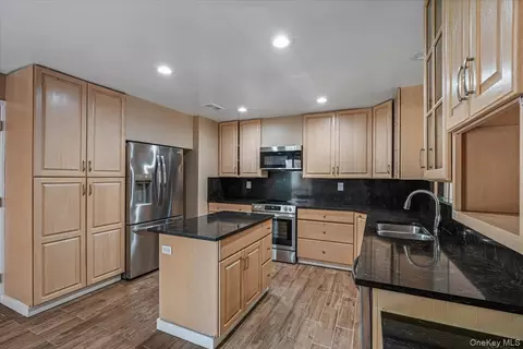 Kitchen - 2 Maple Run Dr, Jericho, NY 11753 photo 2 of 2