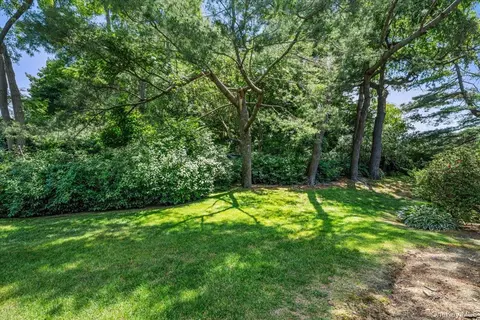 Exterior - 2 Maple Run Dr, Jericho, NY 11753 photo 3 of 3