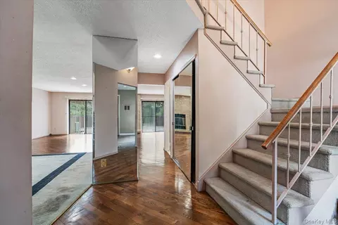 Entry Way - 2 Maple Run Dr, Jericho, NY 11753 photo 1 of 2