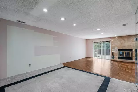 Living - 2 Maple Run Dr, Jericho, NY 11753 photo 1 of 3