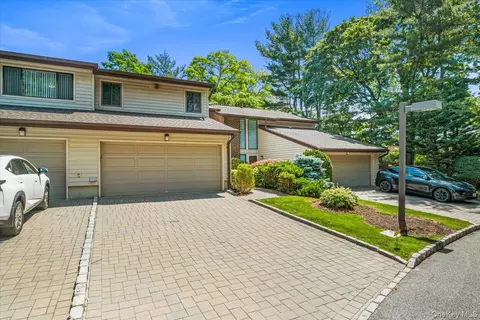 Exterior - 2 Maple Run Dr, Jericho, NY 11753 photo 1 of 3