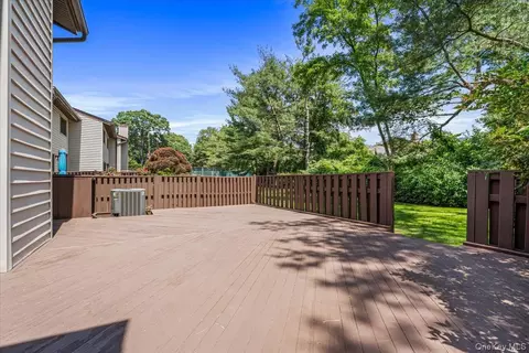 Exterior - 2 Maple Run Dr, Jericho, NY 11753 photo 2 of 3