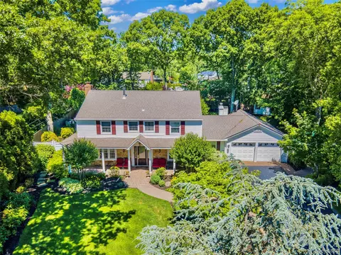 32 Westmoylan Ln, Coram, NY 11727