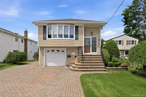504 Staples St, Farmingdale, NY 11735