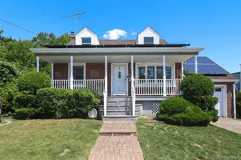 20 E Clearwater Rd, Lindenhurst, NY 11757