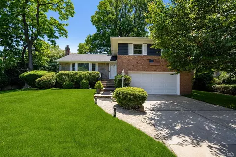 128 Atkinson Rd, Rockville Centre, NY 11570