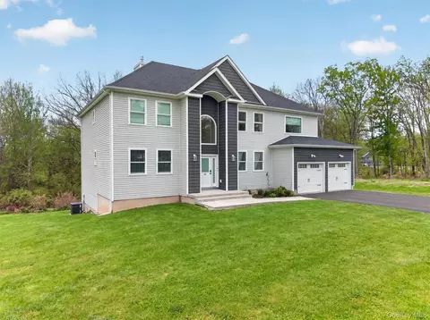 66 Pin Oak Dr, New Windsor, NY 12553