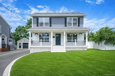 25 First St W, Patchogue, NY 11772